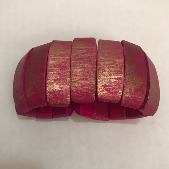 Pink with golden brush color wooden bracelet - Picture 3 of 4